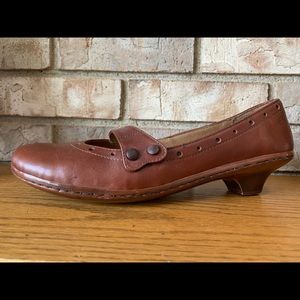 Low 1 inch pumps.  Worn maybe twice.  Look brand new.